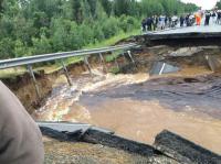 На федеральной трассе Тюмень – Ханты-Мансийск появилась яма глубиной семь метров.